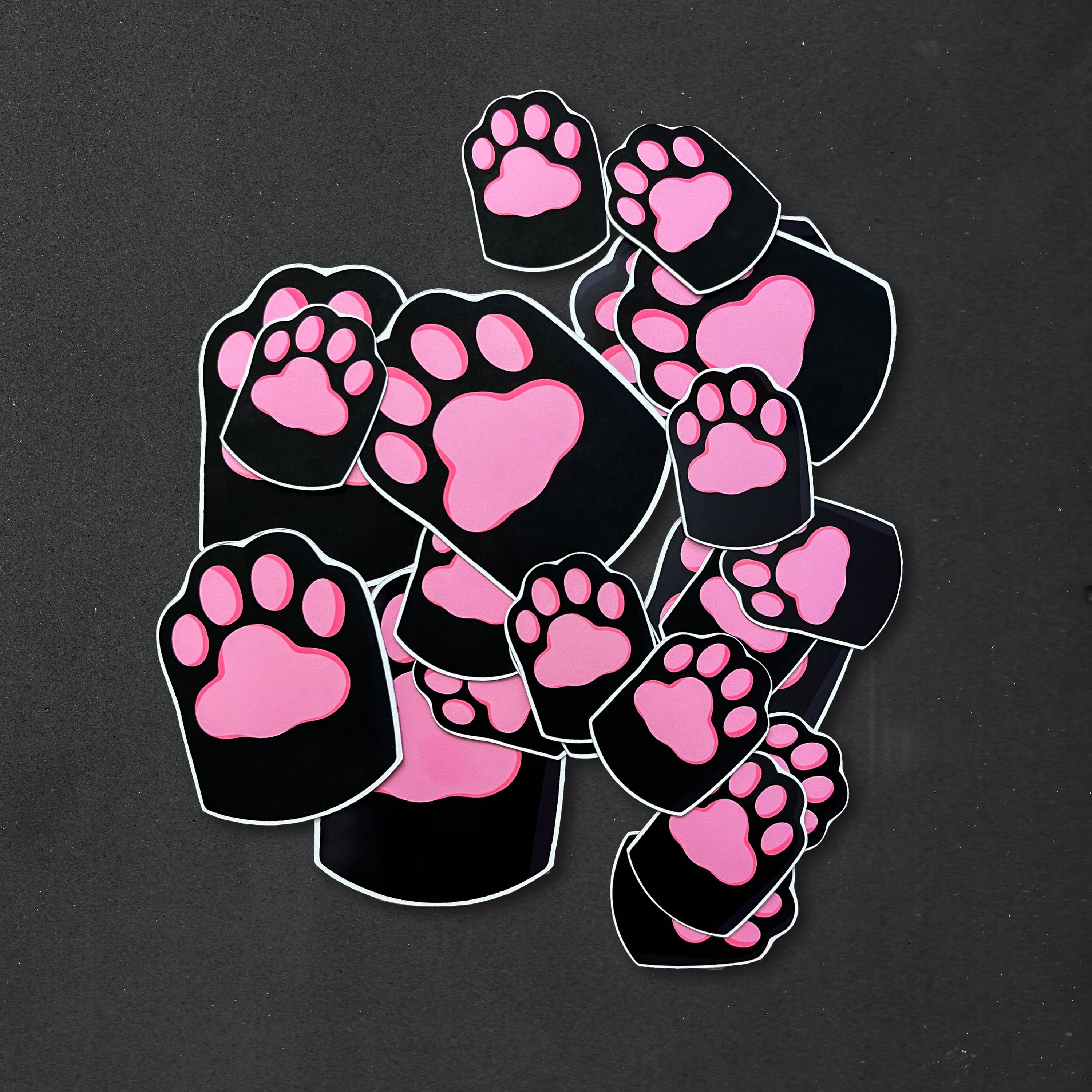 Kendi şeklinden kesilmiş pati stickerları